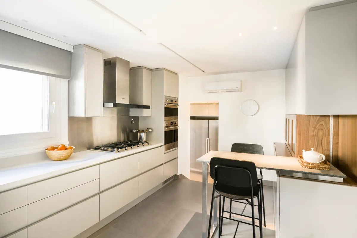 Cozinha moderna minimalista com bancada e armários brancos — projeto Boating Club, por SRMD Arquitectura, em Boating Club