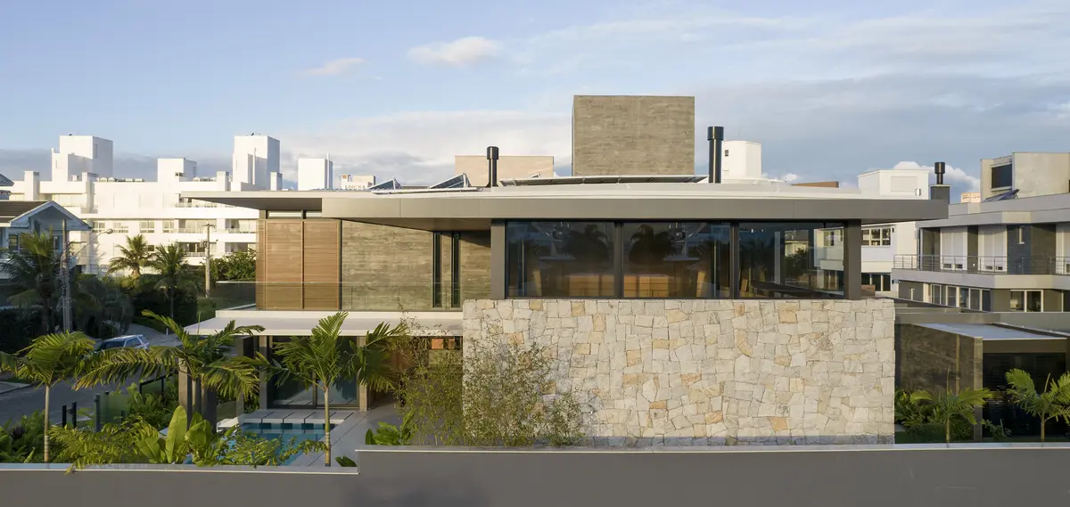 Jardim com cor predominante Bege do Projeto Casa E.D. por Ruschel Arquitetura e Urbanism
