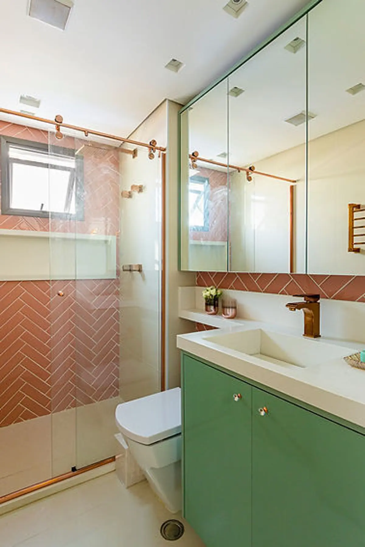 Banheiro Principal com cor predominante Bege do Projeto Apartamento Martese I por Bordin E Soares Interiores