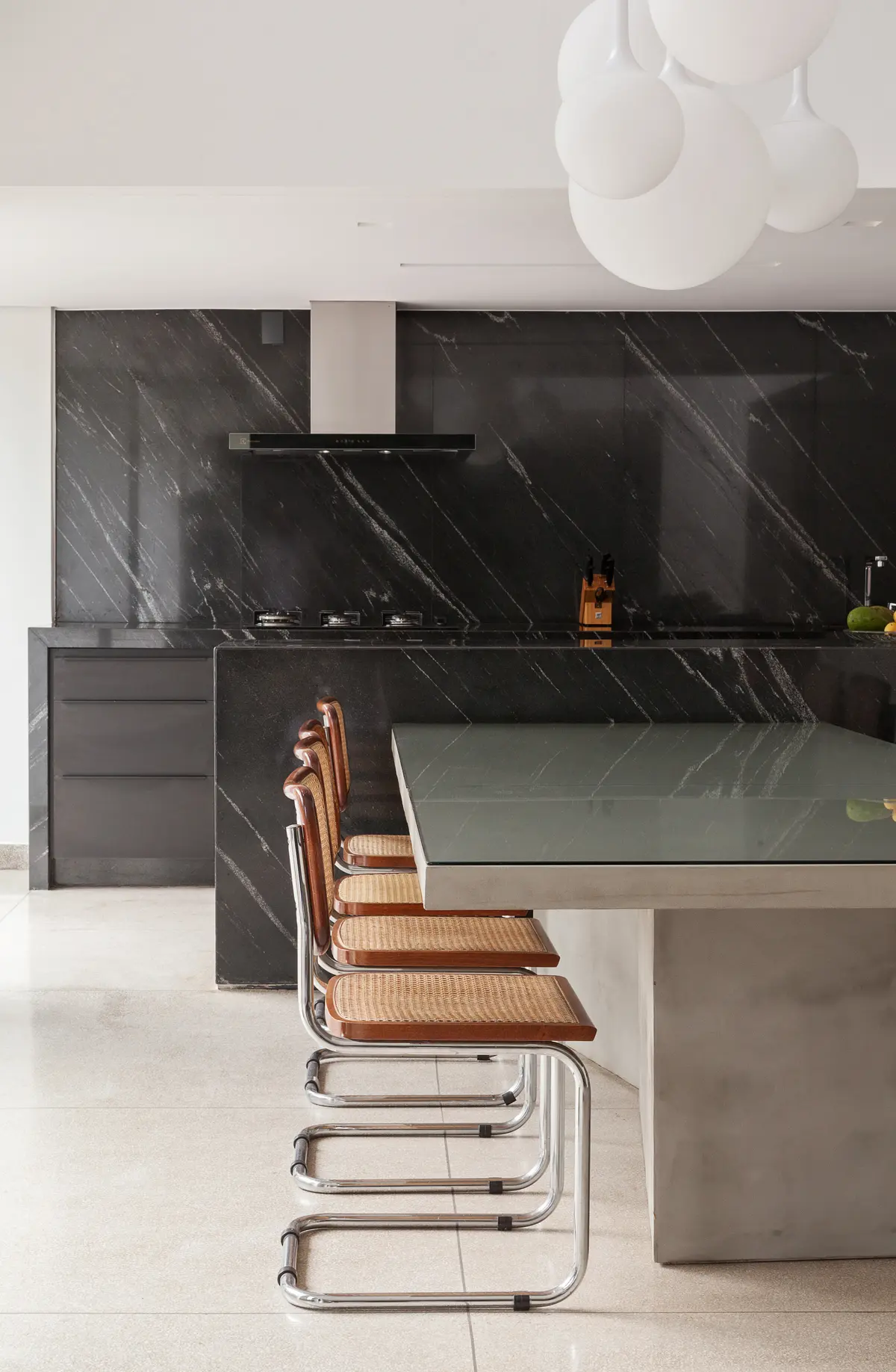 Escada com cor predominante Bege do Projeto APARTAMENTO FL por Frederico Bicalho Arquitetura