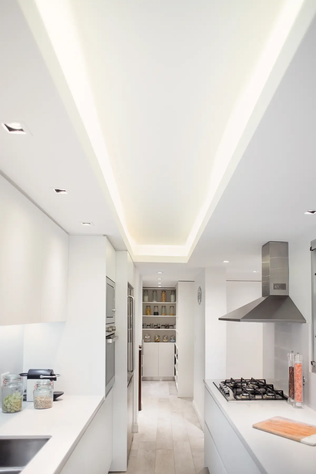 Cocina moderna con iluminación indirecta y diseño lineal minimalista — proyecto Libertador , por Estudio Basa, en CABA