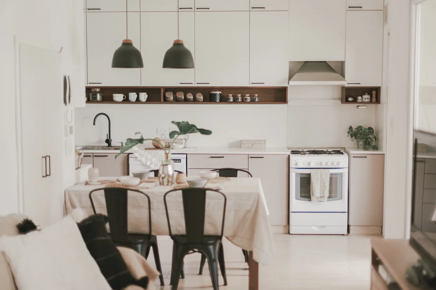 Cocina moderna escandinava con isla y comedor integrado