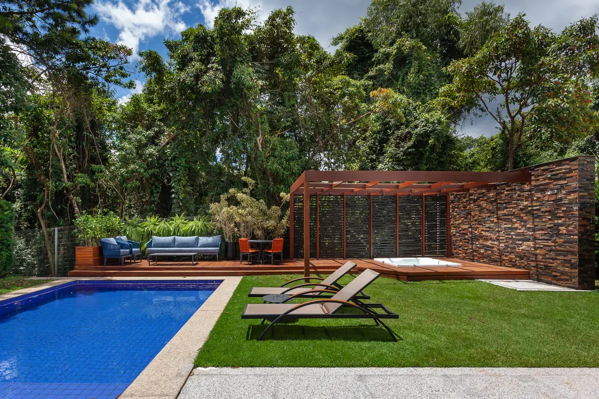 Piscina com cor predominante Castanho do Projeto CASA JL por Frederico Bicalho Arquitetura