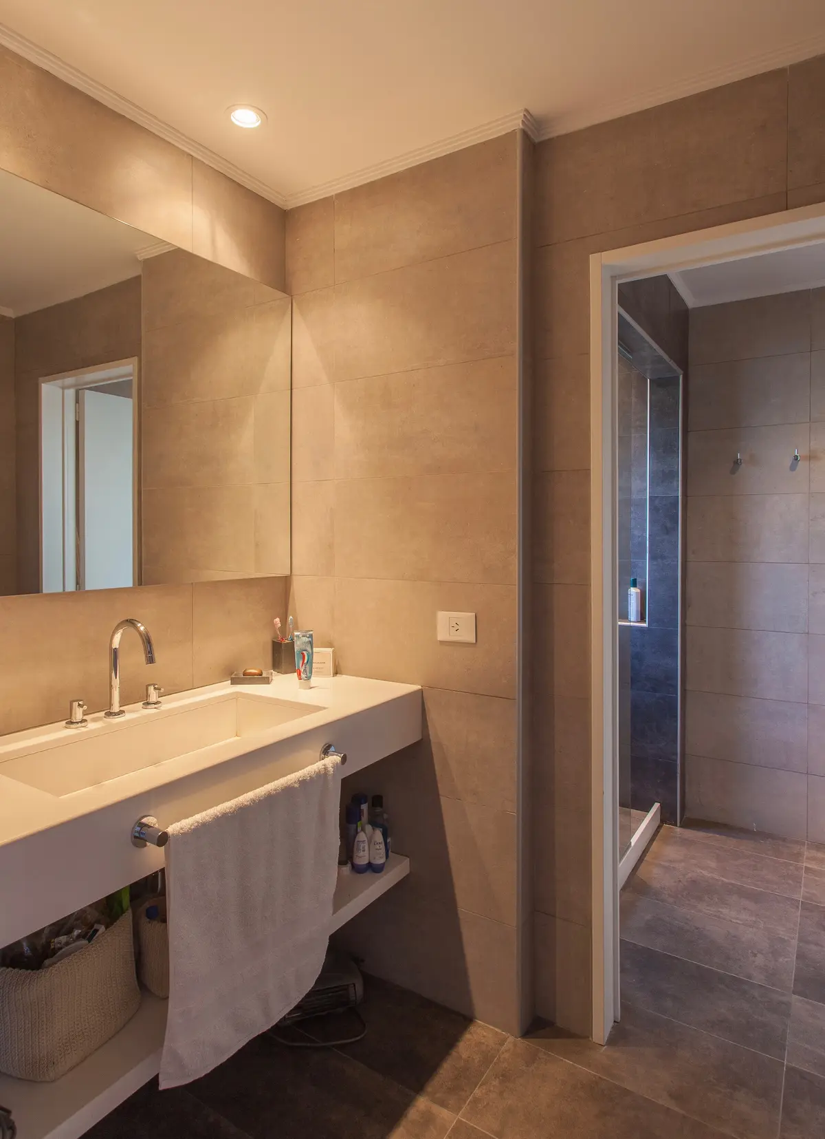 Baño moderno con mesada de mármol blanco y espejo iluminado — proyecto San Isidro, por Rioja Arquitectura, en San Isidro