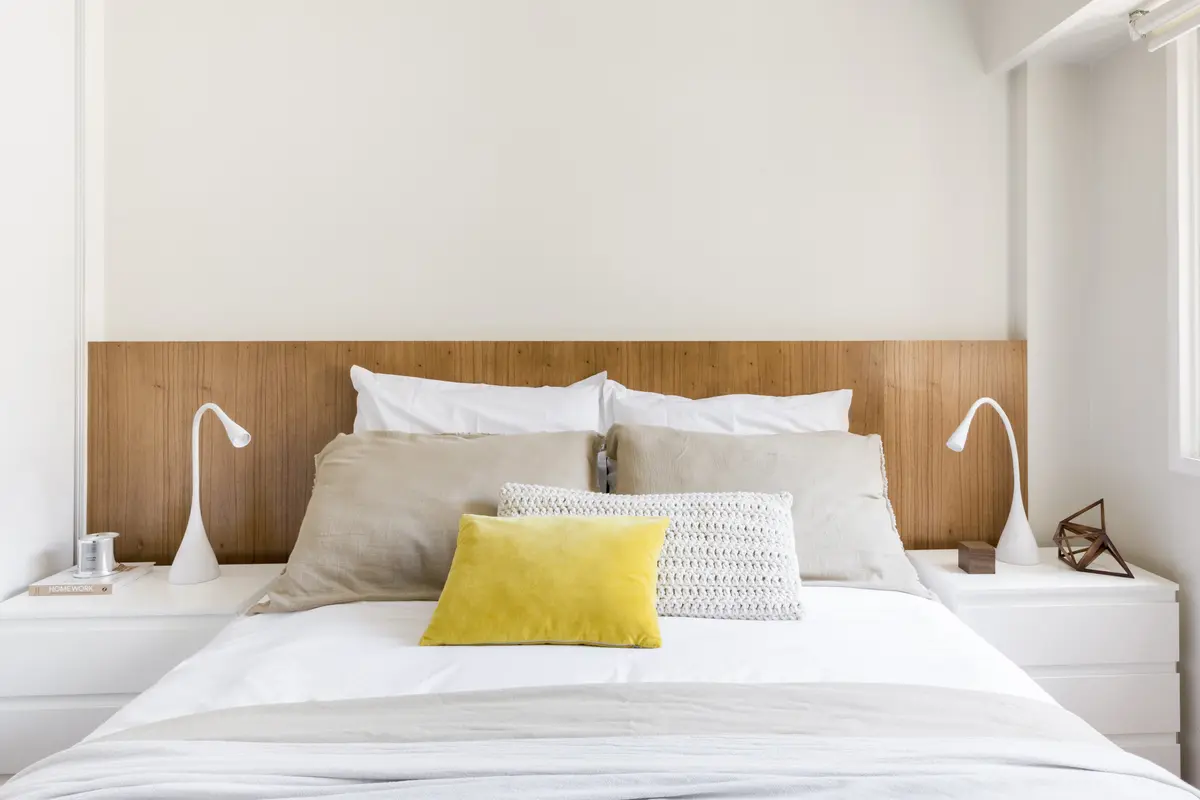 Quarto moderno minimalista com detalhes em madeira e arandelas — projeto Mansilla, por Estudio Basa, em CABA