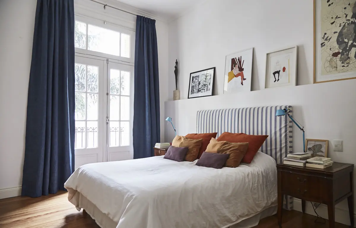 Dormitorio moderno con paneles grises y cortinas oscuras — proyecto BERUTI 2, por Estudio Trama, en Palermo