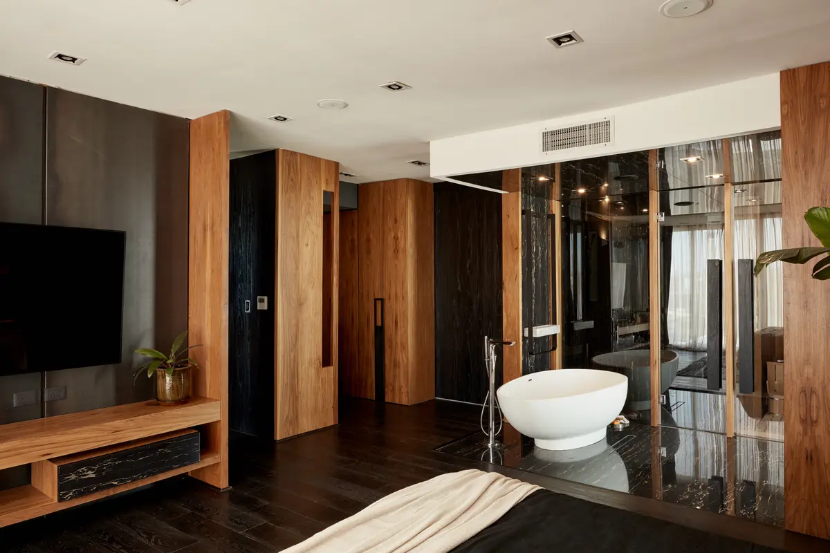 Quarto moderno com banheiro integrado e banheira de imersão — projeto El Cantón, por T+T Arquitectos, em El Cantón