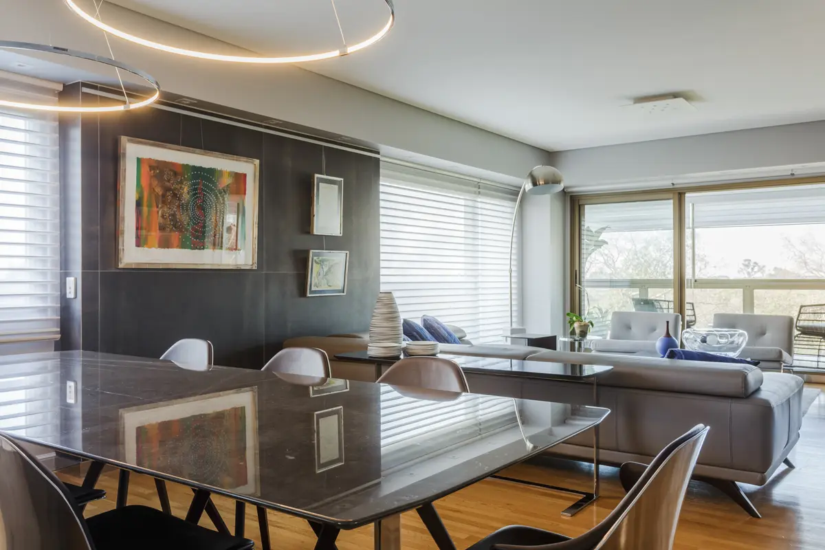 Sala de estar moderna com mesa de jantar e arte abstrata — projeto Piso en Belgrano, por Gutman+Lehrer Arquitectas, em Belgrano