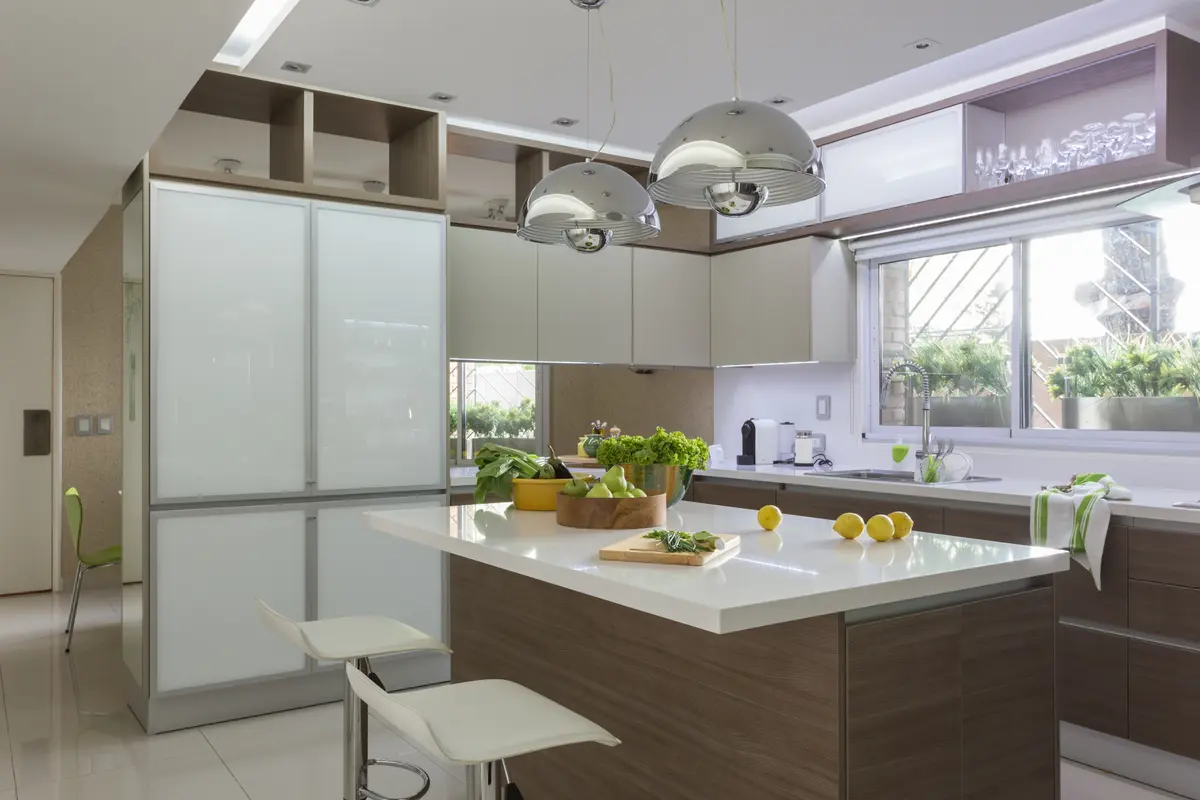 Cocina moderna con isla central y gabinetes de vidrio esmerilado — proyecto Piso en Belgrano II, por Gutman+Lehrer Arquitectas, en Belgrano