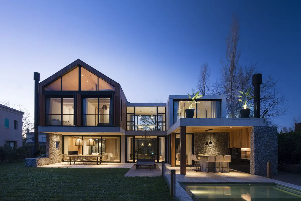Fachada con color predominante Marrón del Proyecto Casa Carol por Estudio Lak