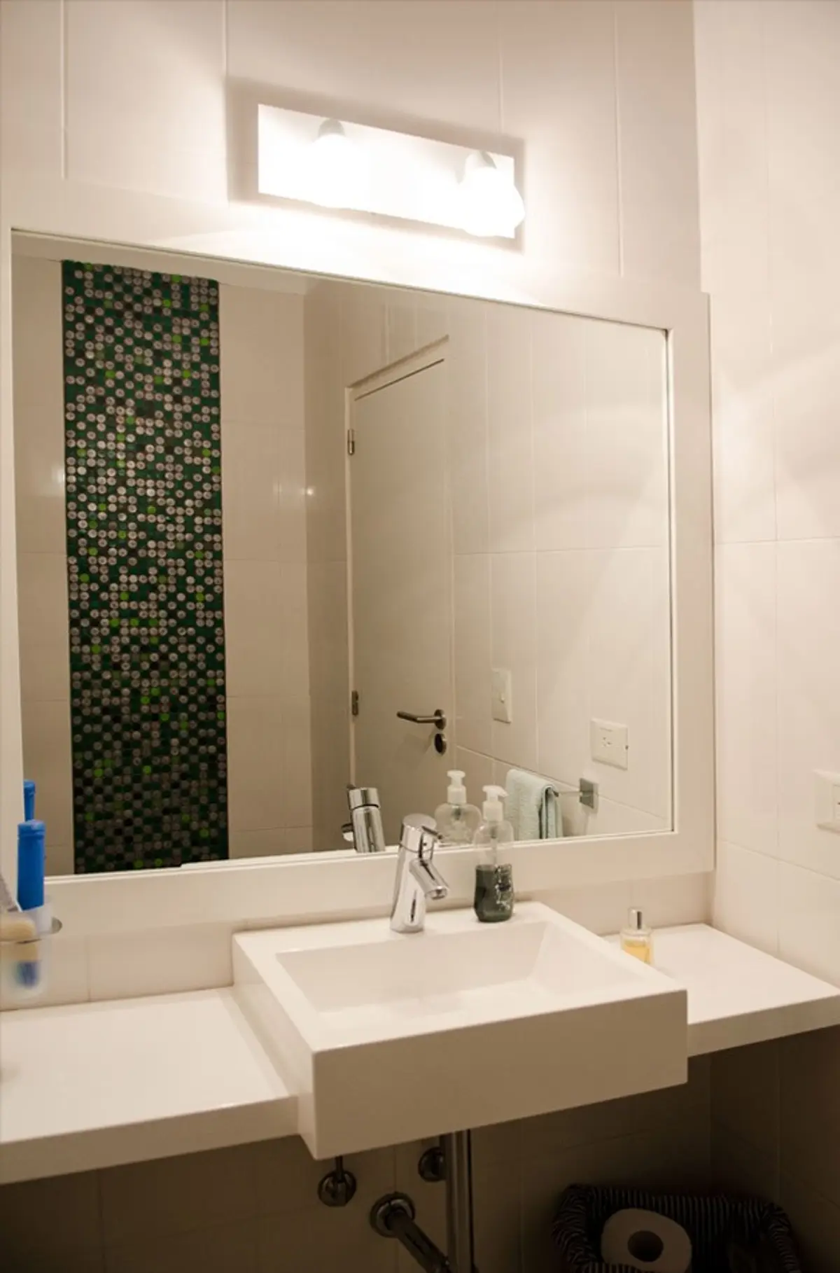 Baño moderno con espejo grande, lavabo integrado y detalles en mosaico — proyecto Casa Nordelta, por linearecta.arquitectura, en Nordelta