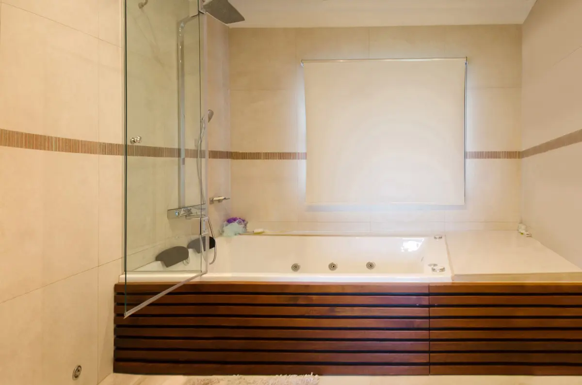 baño moderno con jacuzzi, paredes beige y detalles en madera — proyecto Casa Nordelta, por linearecta.arquitectura, en Nordelta