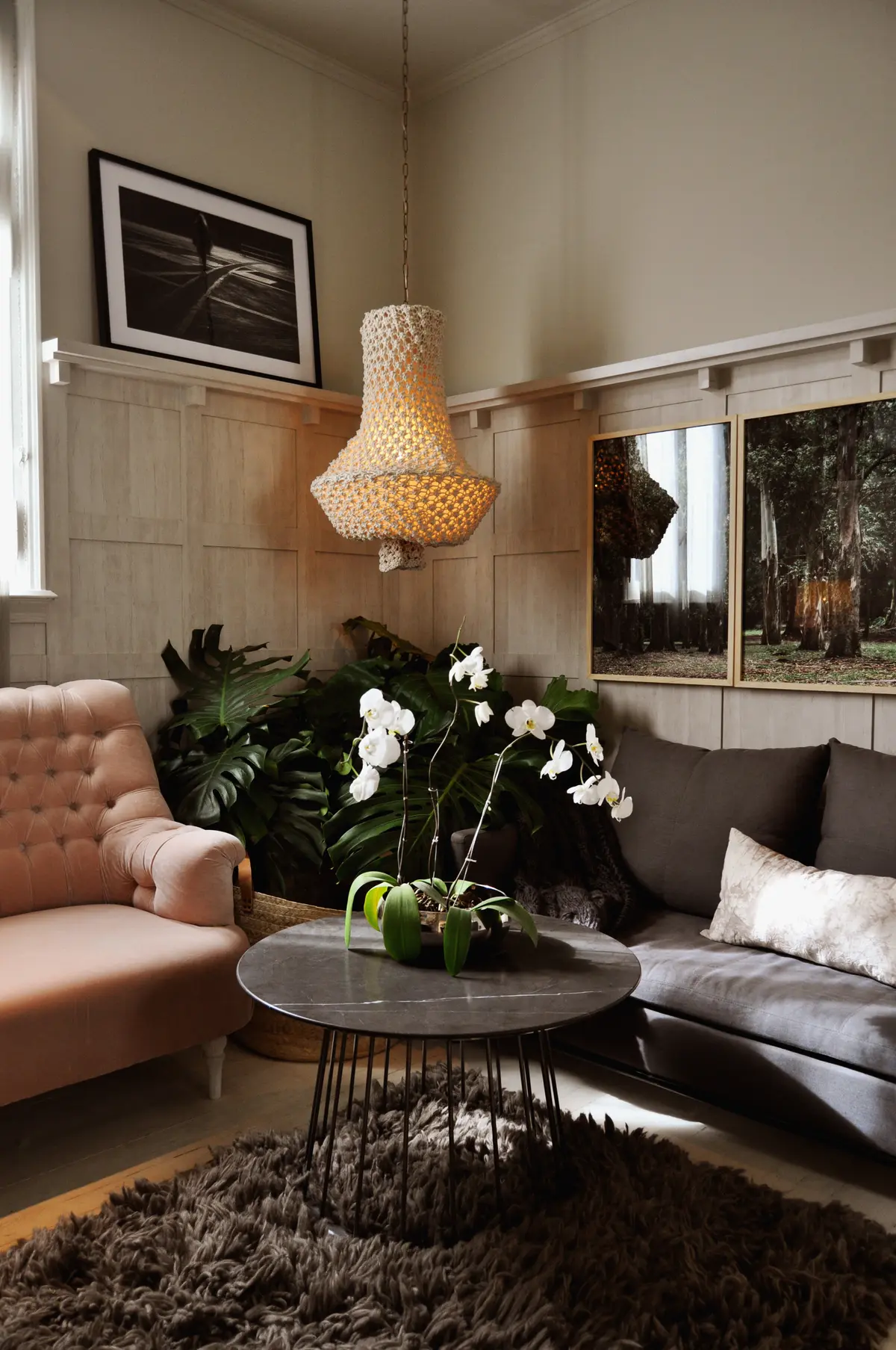 Living acogedor con sillón capitoné y araña de mimbre — proyecto Casa FOA Espacio Cabrera, por Marconi Silva Arquitectos, en CABA
