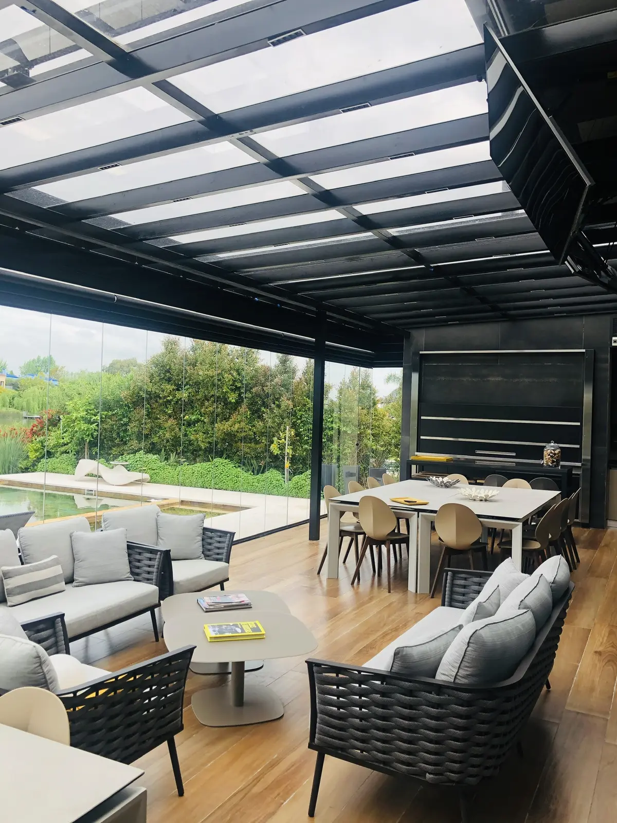 Sala de estar e jantar externa moderna com piscina e pergolado — projeto SANTA BARBARA, por Greschek Obras, em Benavidez