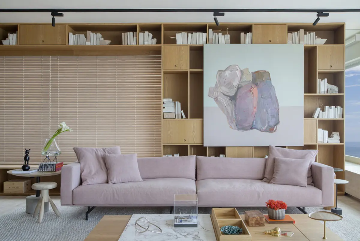Living contemporáneo con sofá rosa, muebles de madera y arte abstracto — proyecto PS House, por Studio Ro-ca