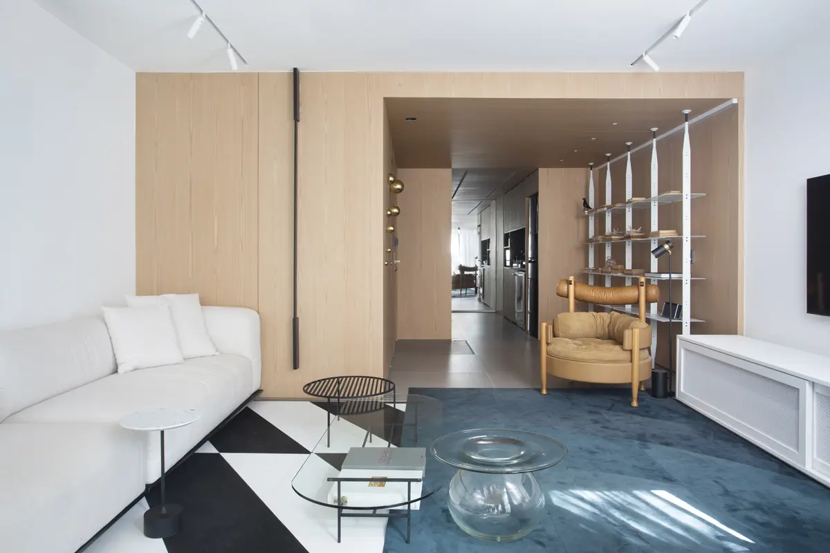 Living minimalista con muebles blancos, puerta madera y piso azul — proyecto BP Hose , por Studio Ro-ca
