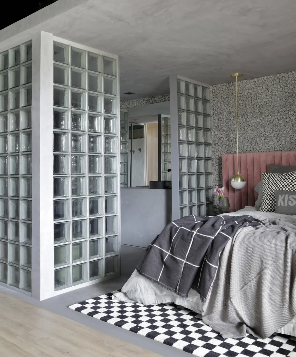 Dormitorio moderno con divisores de vidrio, cama tapizada bordo y piso ajedrez — proyecto Casa COR 2019, por Studio Ro-ca
