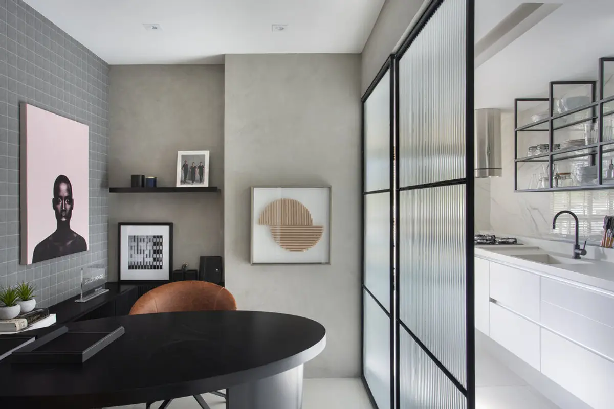 Oficina moderna con escritorio negro, mampara vidrio y cocina integrada — proyecto Decorado Latitud, por Studio Ro-ca