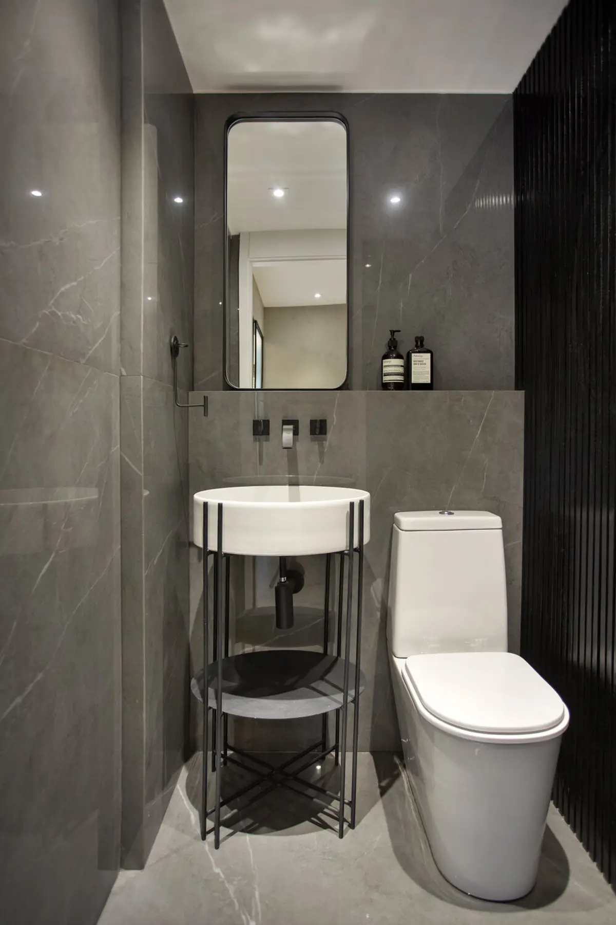 Toilette minimalista con mueble suspendido y espejo rectangular — proyecto Decorado Latitud, por Studio Ro-ca