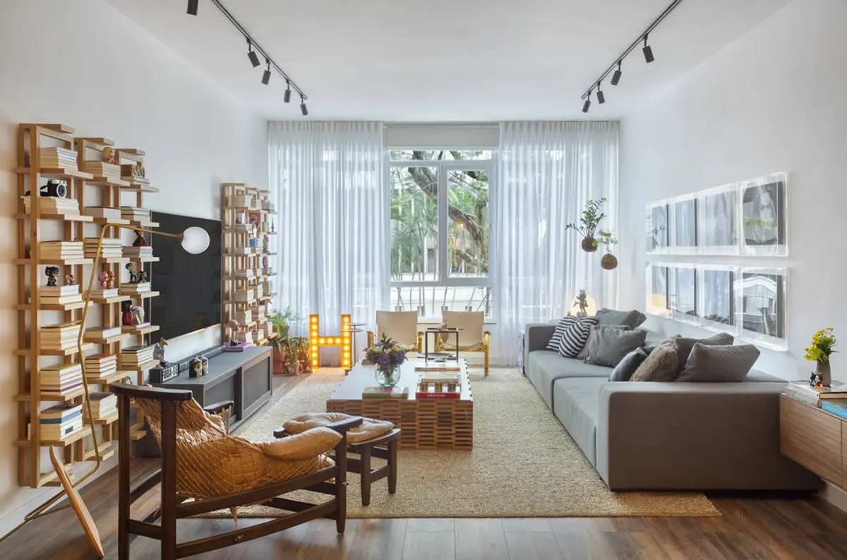 Living contemporáneo con sofá gris, muebles de madera y grandes ventanales — proyecto Hugo Gloss, por Studio Ro-ca
