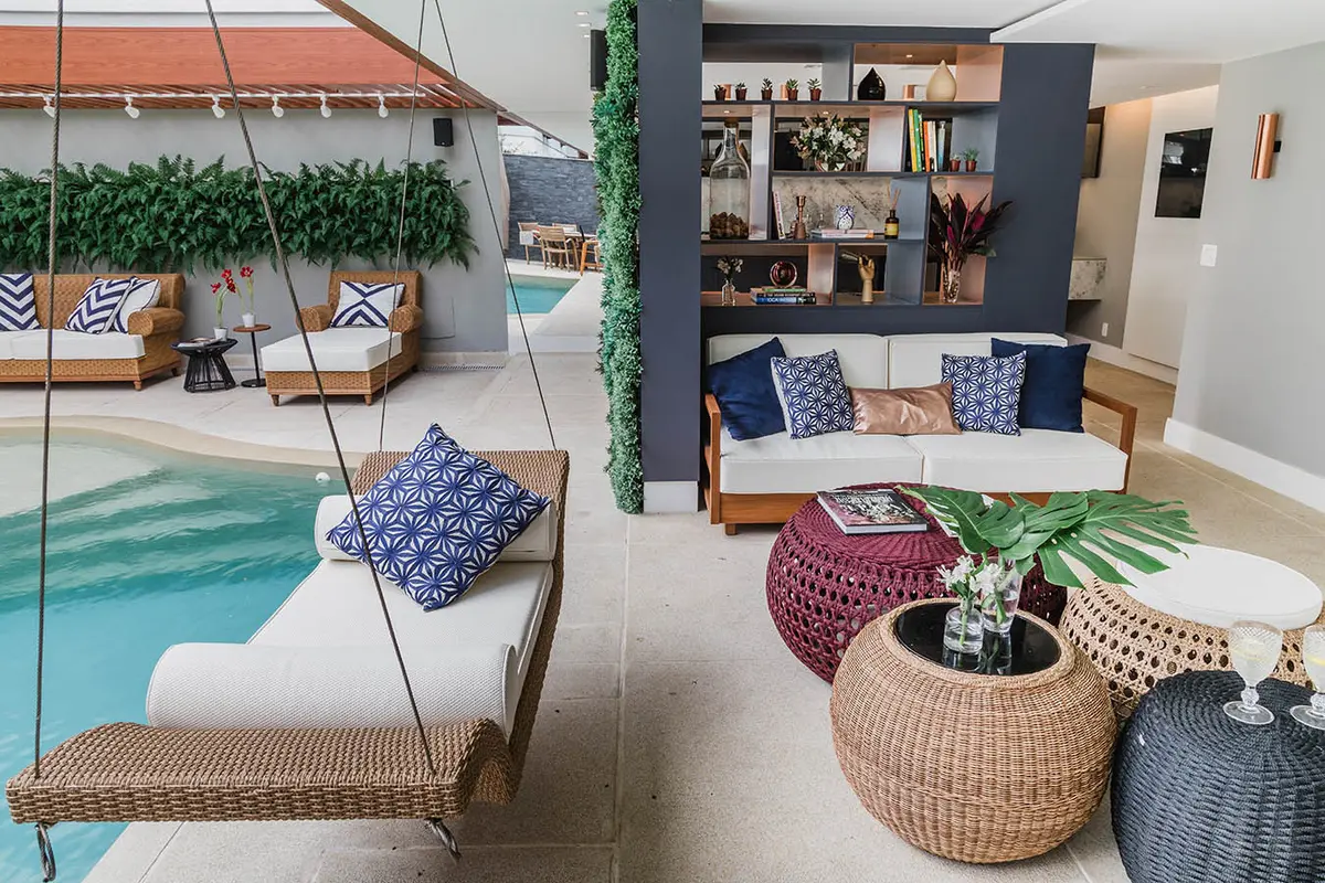 Espacio integrado con pileta, living y detalles boho en tonos neutros — proyecto Casa Barra ED, por Amanda Miranda