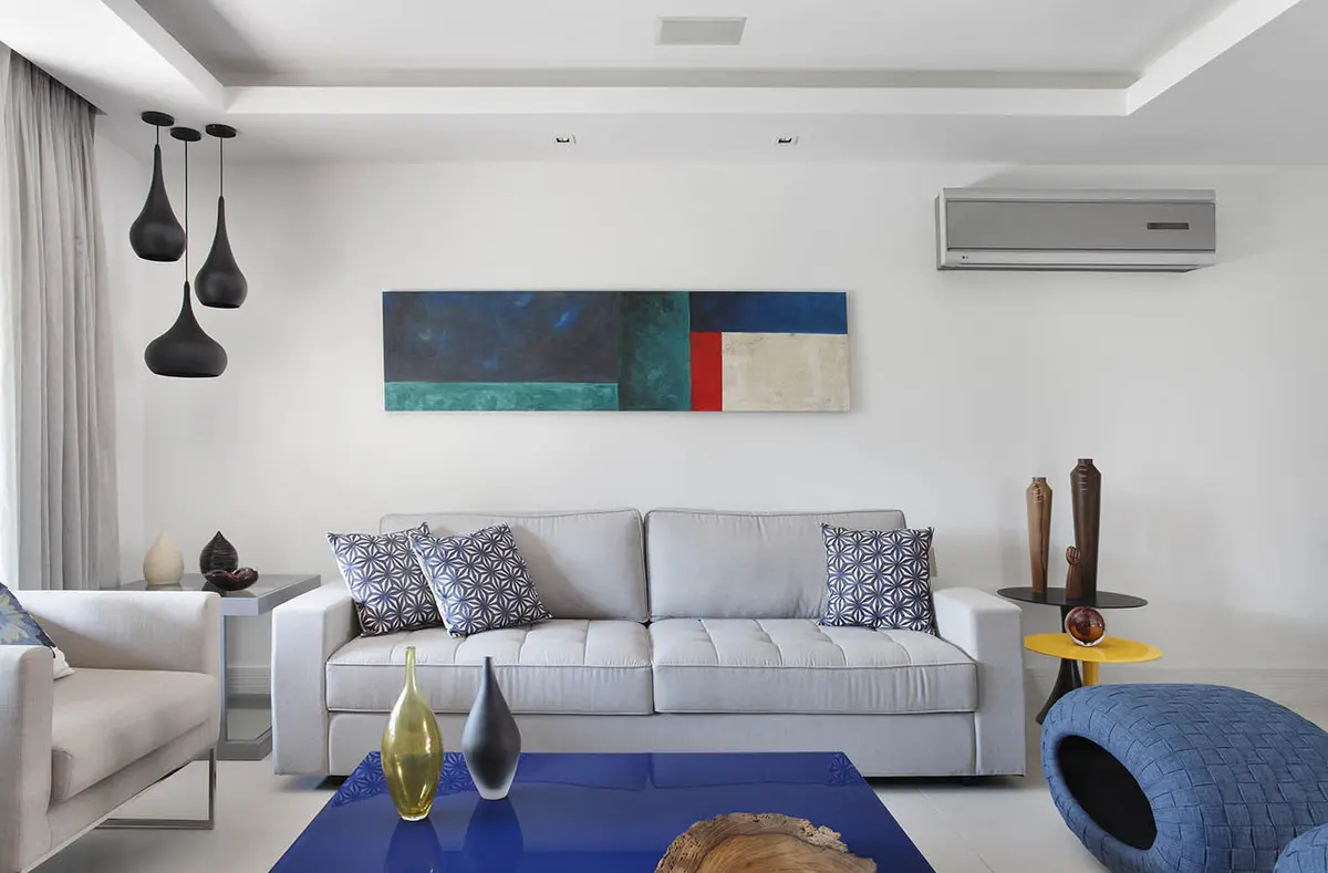 Living moderno con sofá gris, alfombra azul y arte abstracto — proyecto Casa Barra ED, por Amanda Miranda