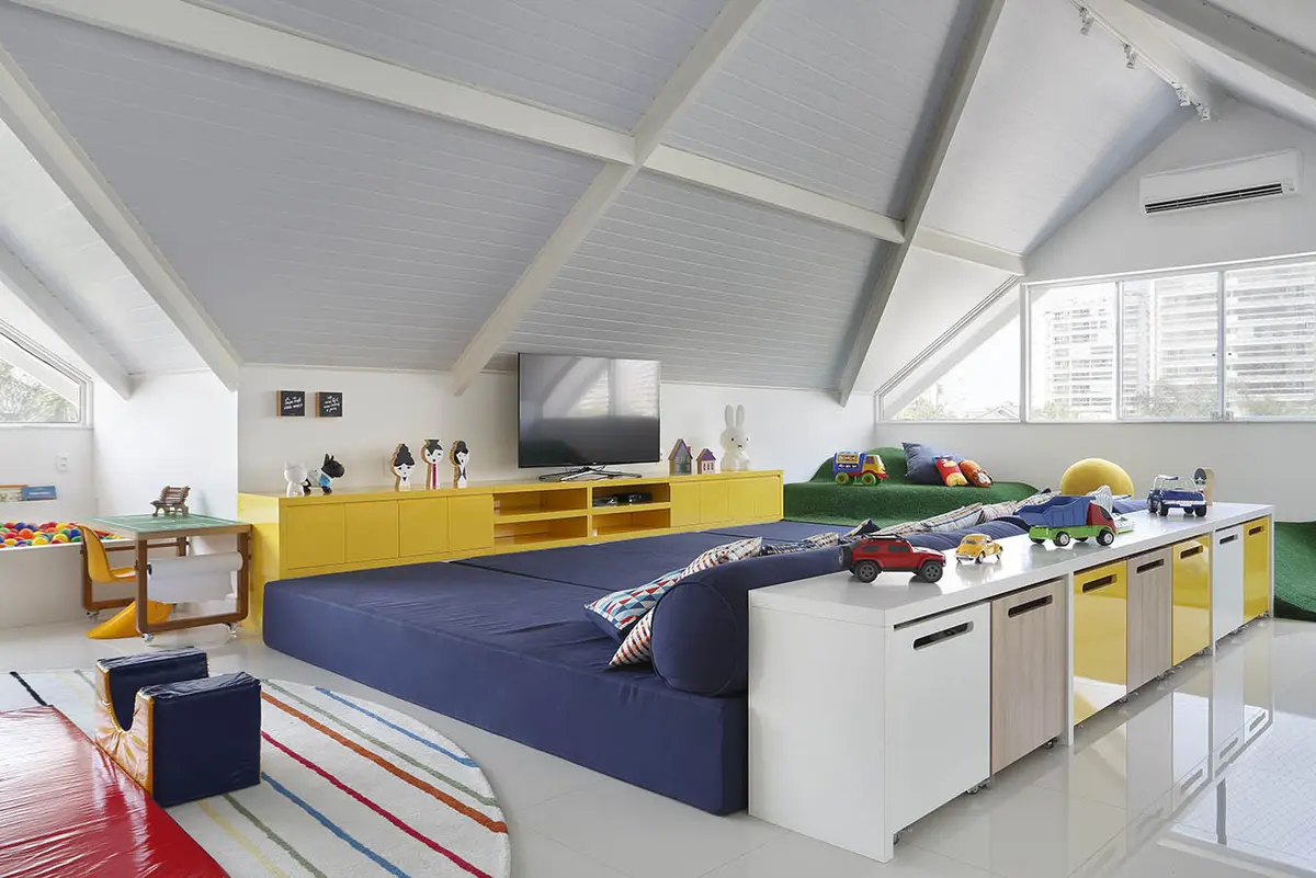 Dormitorio infantil moderno con cama elevada y espacios de juego integrados — proyecto Casa Blue House, por Amanda Miranda