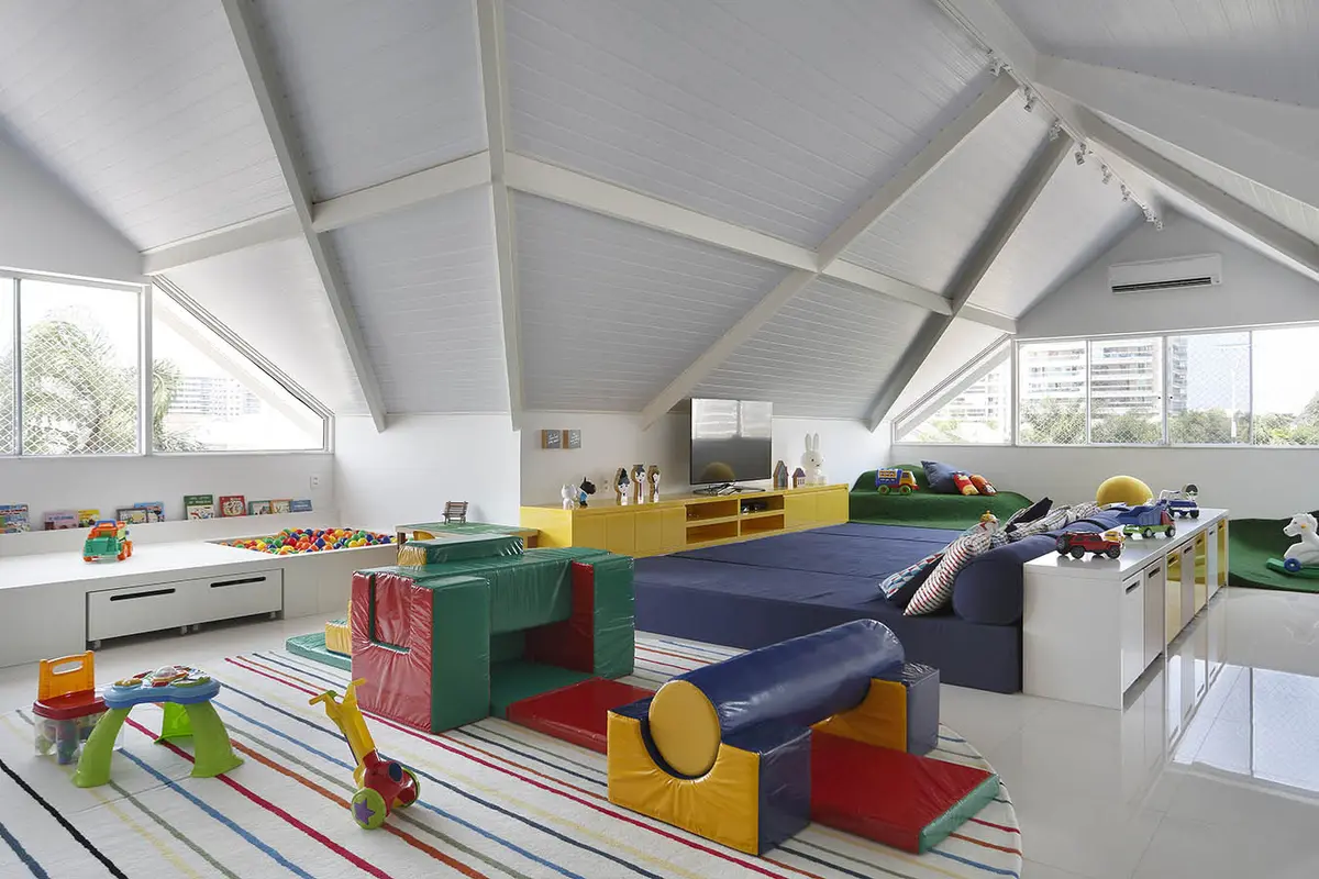 Sala de juegos infantil moderna con techos altos y luz natural abundante — proyecto Casa Blue House, por Amanda Miranda