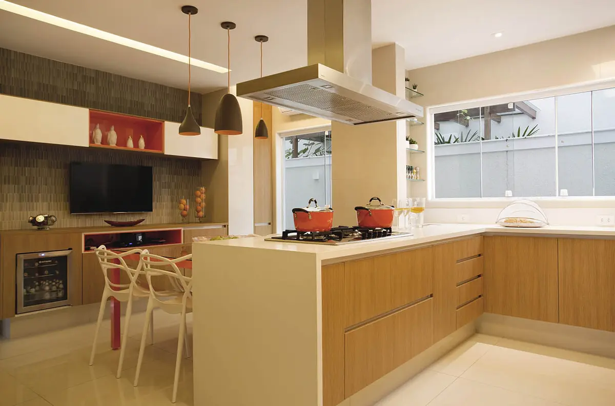 Cocina moderna con isla central, muebles madera y ventanales amplios — proyecto Casa Blue House, por Amanda Miranda