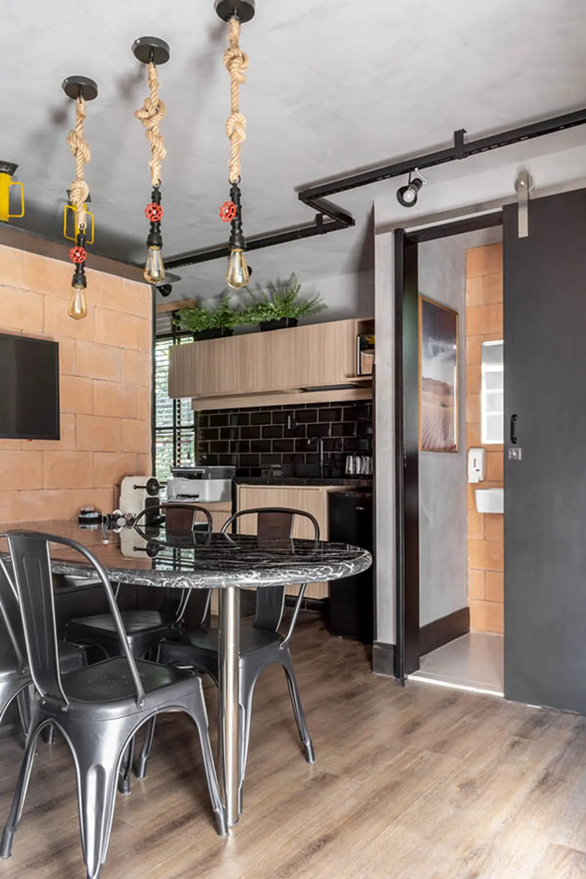 Cozinha Com Ilha Estilo Industrial com cor predominante Cinza do Projeto Escritório Itaipu por Amanda Miranda