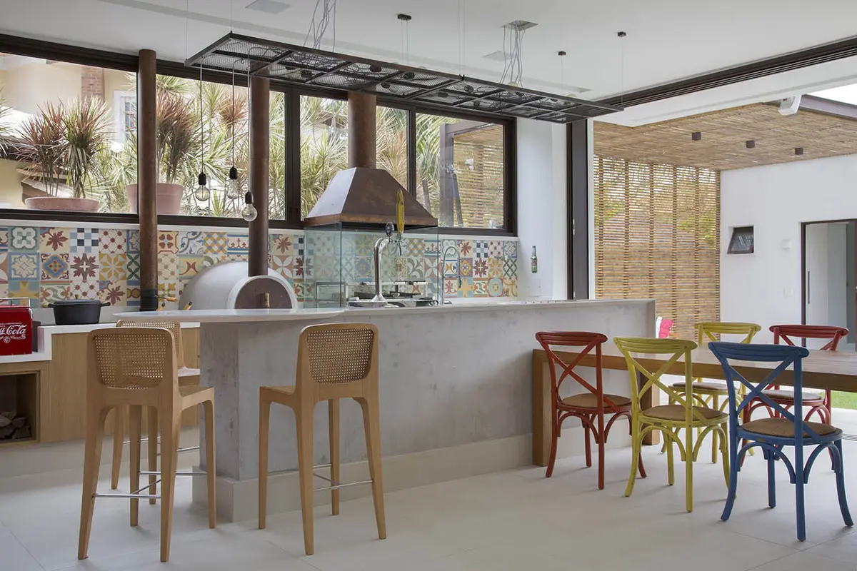 Cozinha Com Ilha com cor predominante Cinza do Projeto Casa Jardim Ubá por Amanda Miranda