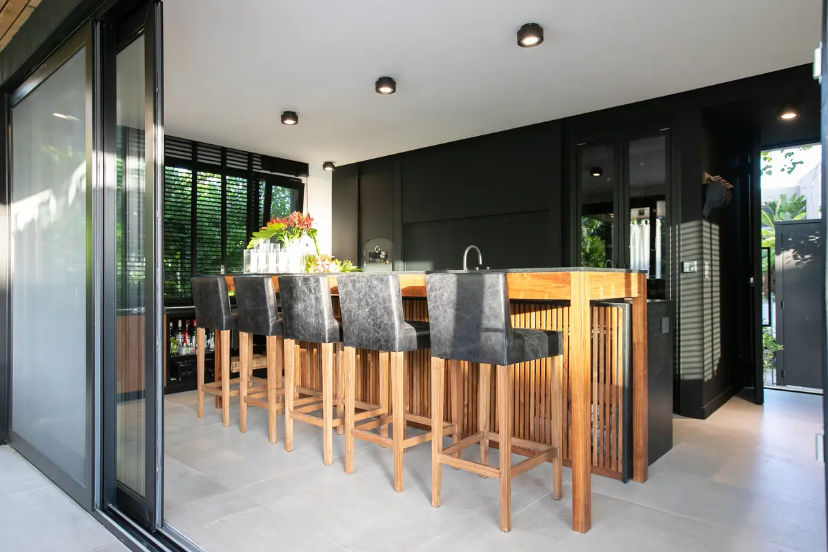 Cocina Con Isla Estilo Moderno con color predominante Beige del Proyecto ARQ. LOURDES YARADE SARAVIA por uchimayfotos
