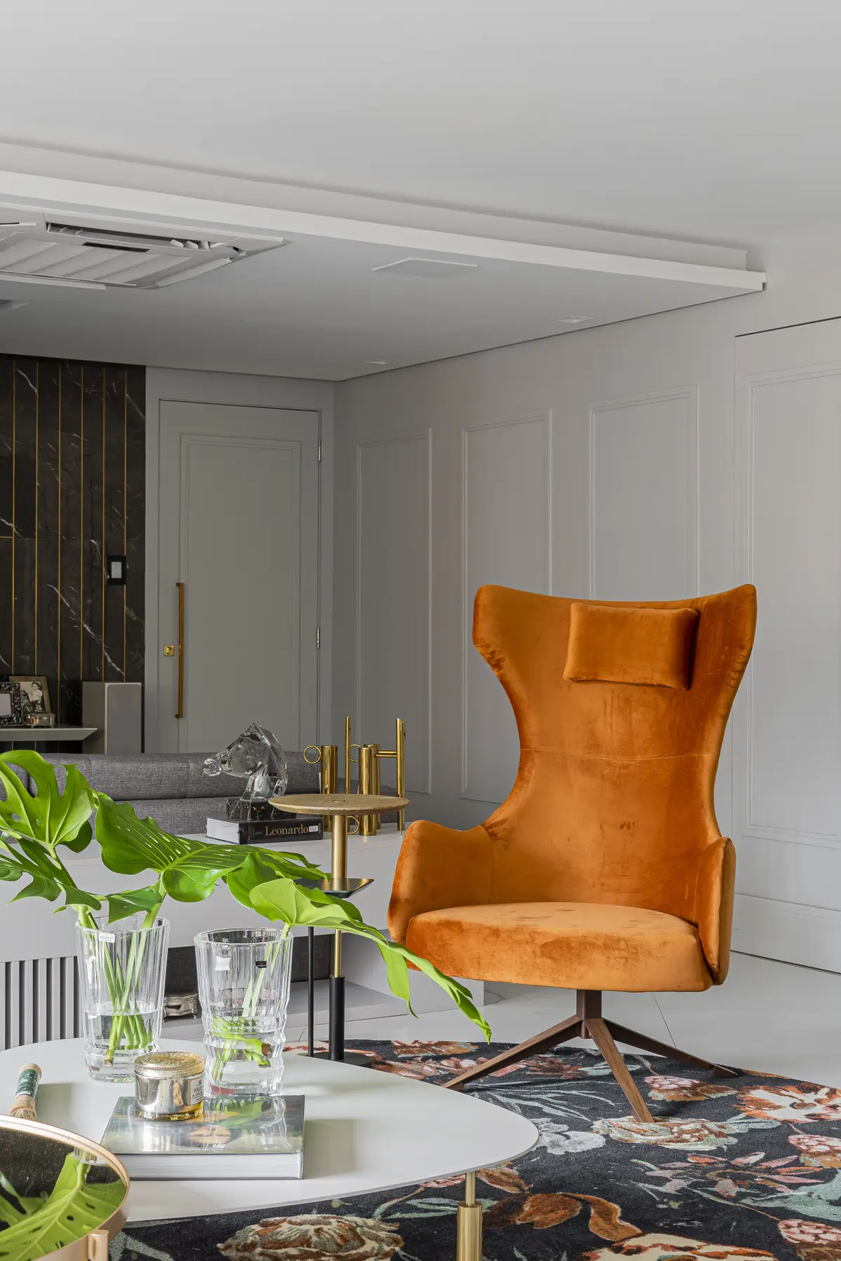 Sala Estilo Moderno com cor predominante Cinza do Projeto Projeto 1 por Studiok