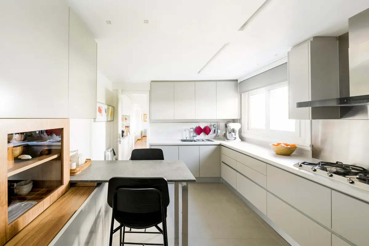 Cozinha moderna branca com prateleiras de madeira e toques escandinavos — projeto Boating Club, por SRMD Arquitectura, em Boating Club