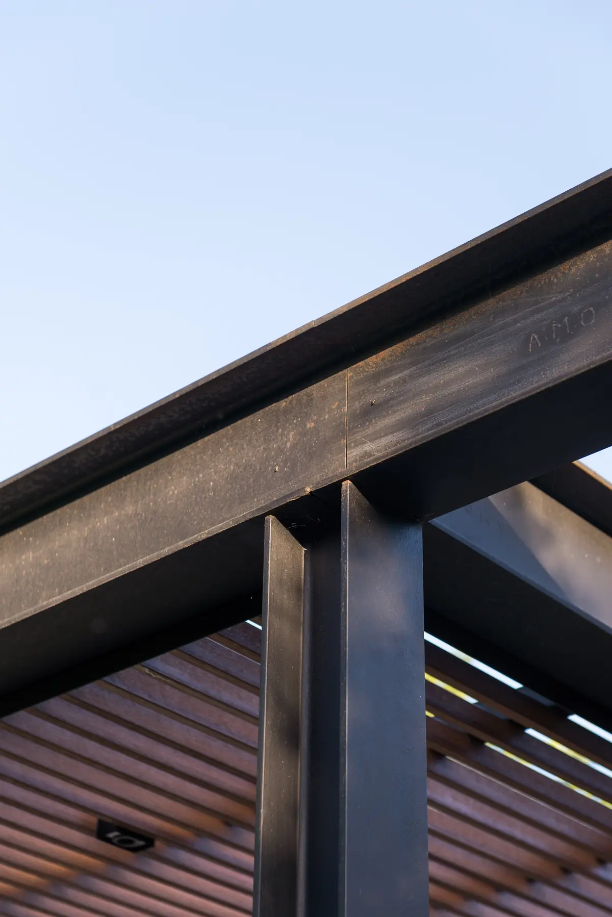 Pérgola de vigas metálicas e teto de madeira — projeto CASA AC, por BUSCETTI & DI BERNARDO arquitectas, em Villa Elisa