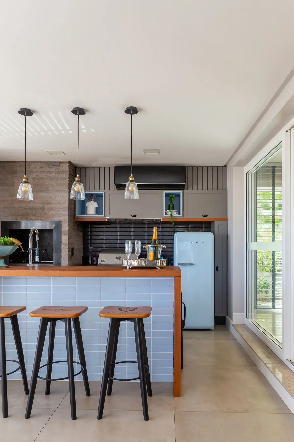 Cozinha Com Ilha Estilo Industrial do Projeto Apê BC por M.Hausen Arquitetura