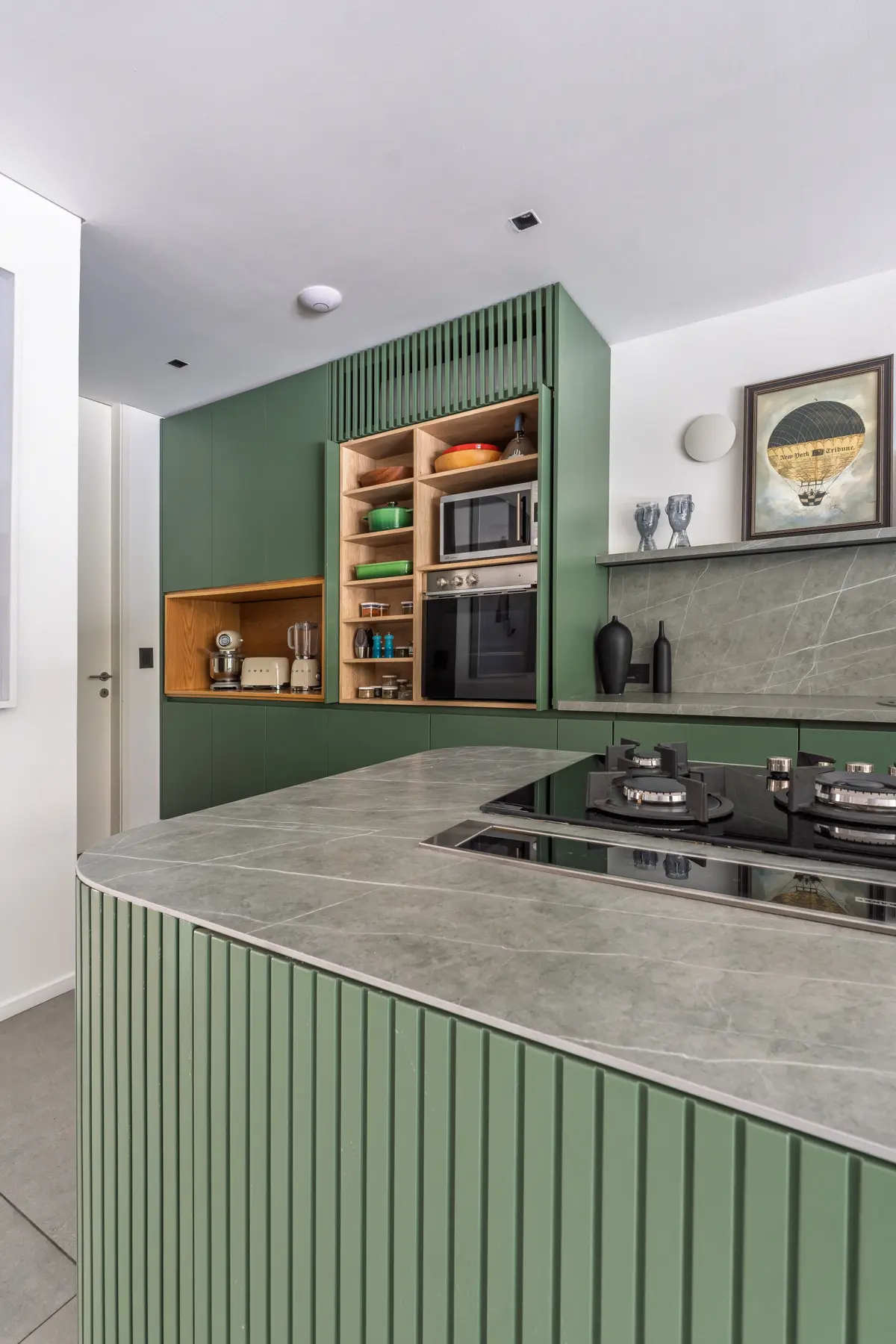Cocina moderna verde con isla curva y revestimiento de listones — proyecto Peru, por ABEJA CONCEPT, en B1641 Acassuso