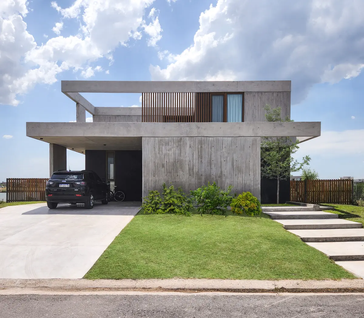 casa moderna brutalista con concreto expuesto — proyecto Casa SS, por Hernan Goldfarb, en Pilar