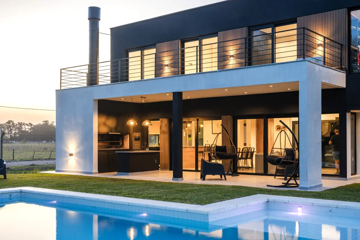 Fachada moderna com piscina e deck de madeira — projeto Casa ALM57, por EZ architects, em Canning