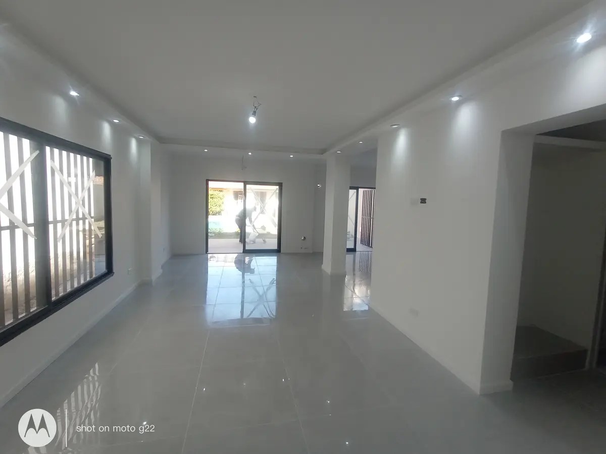 Sala de estar e jantar moderna, clara e aberta, piso cinza — projeto Trabajos realizados, por Ayc Pinturas y Revestimientos, em Canning