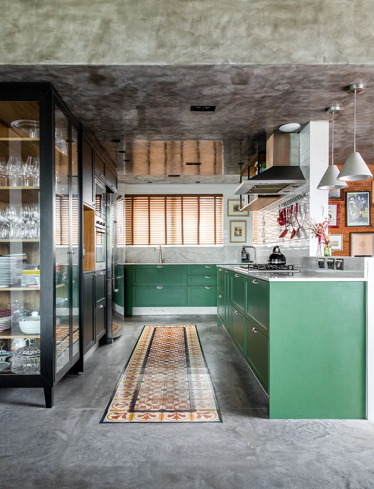 Cozinha Com Ilha Estilo Moderno do Projeto Apê Através da Arte por M.Hausen Arquitetura