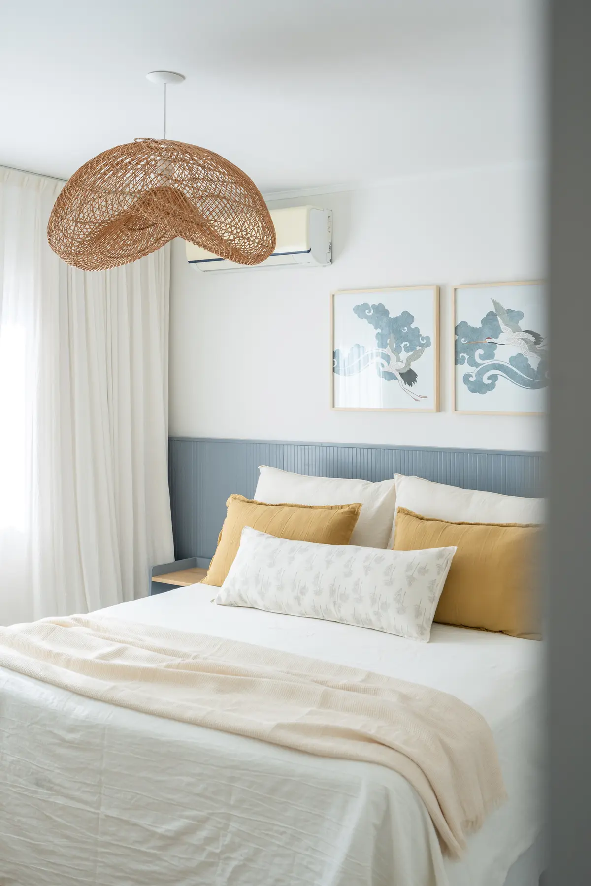 Dormitorio moderno con detalles boho, cama grande y luz colgante de mimbre — proyecto El Atardecer - Dormitorio Principal, por Blue Rabbit Design, en Rincón de Milberg