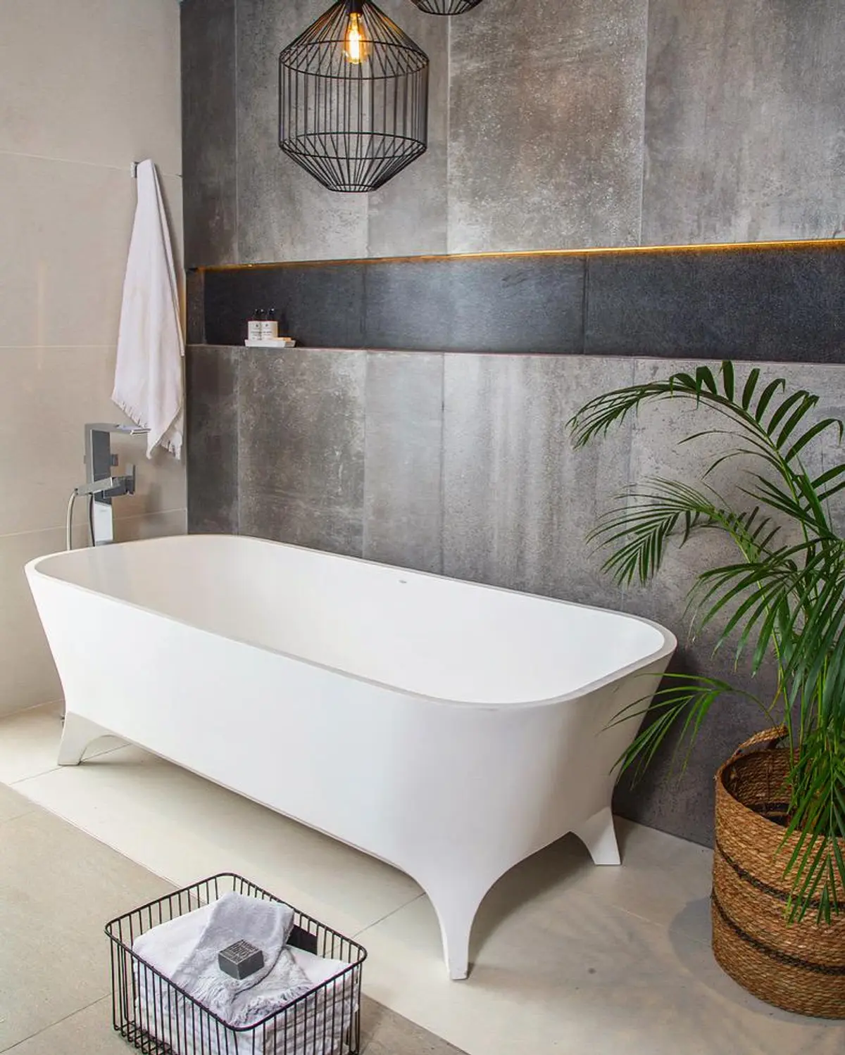 Baño moderno con bañera exenta y detalles industriales — proyecto Showroom para Vite Porcellanatos (Buenos Aires) German Salas arquitecto, por German Salas arquitectura - San Isidr