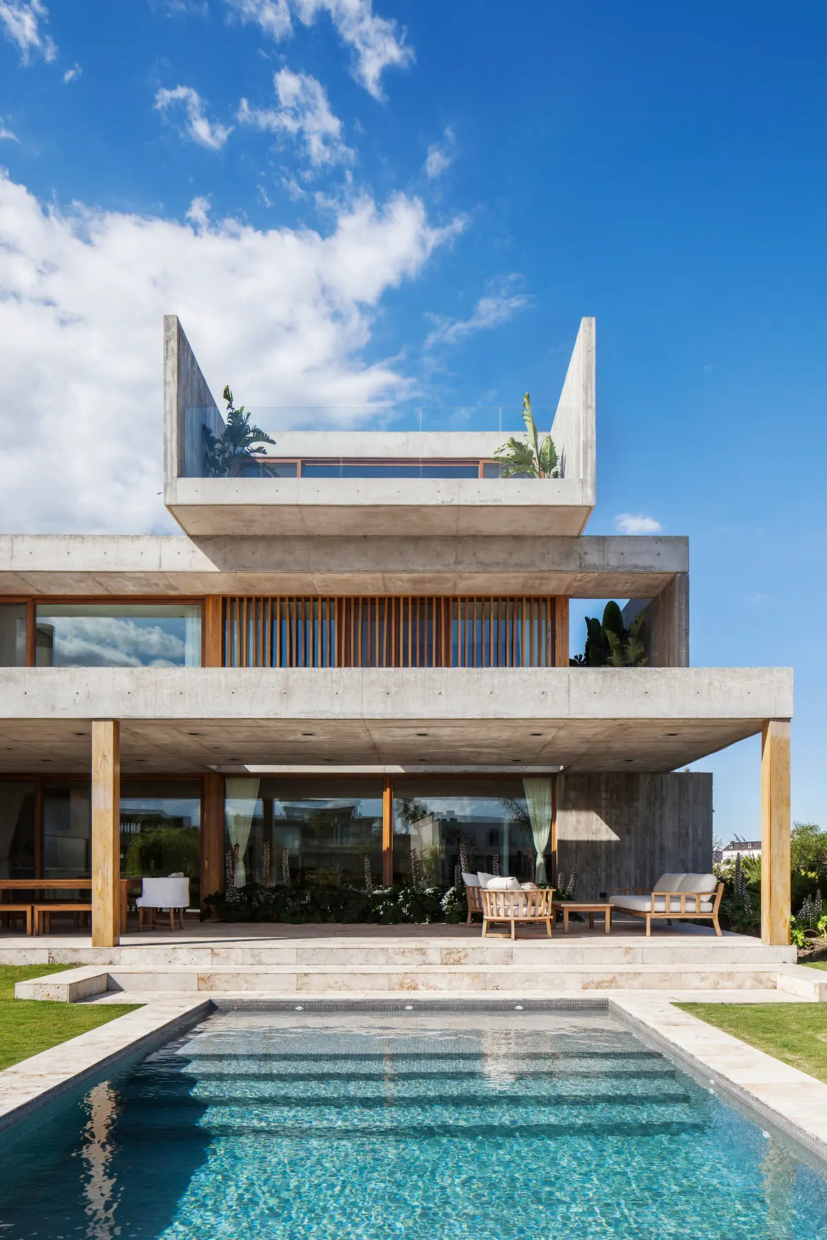 Casa moderna brutalista com piscina e terraços — projeto CASA PANORAMA, por OON ARCHITECTURE