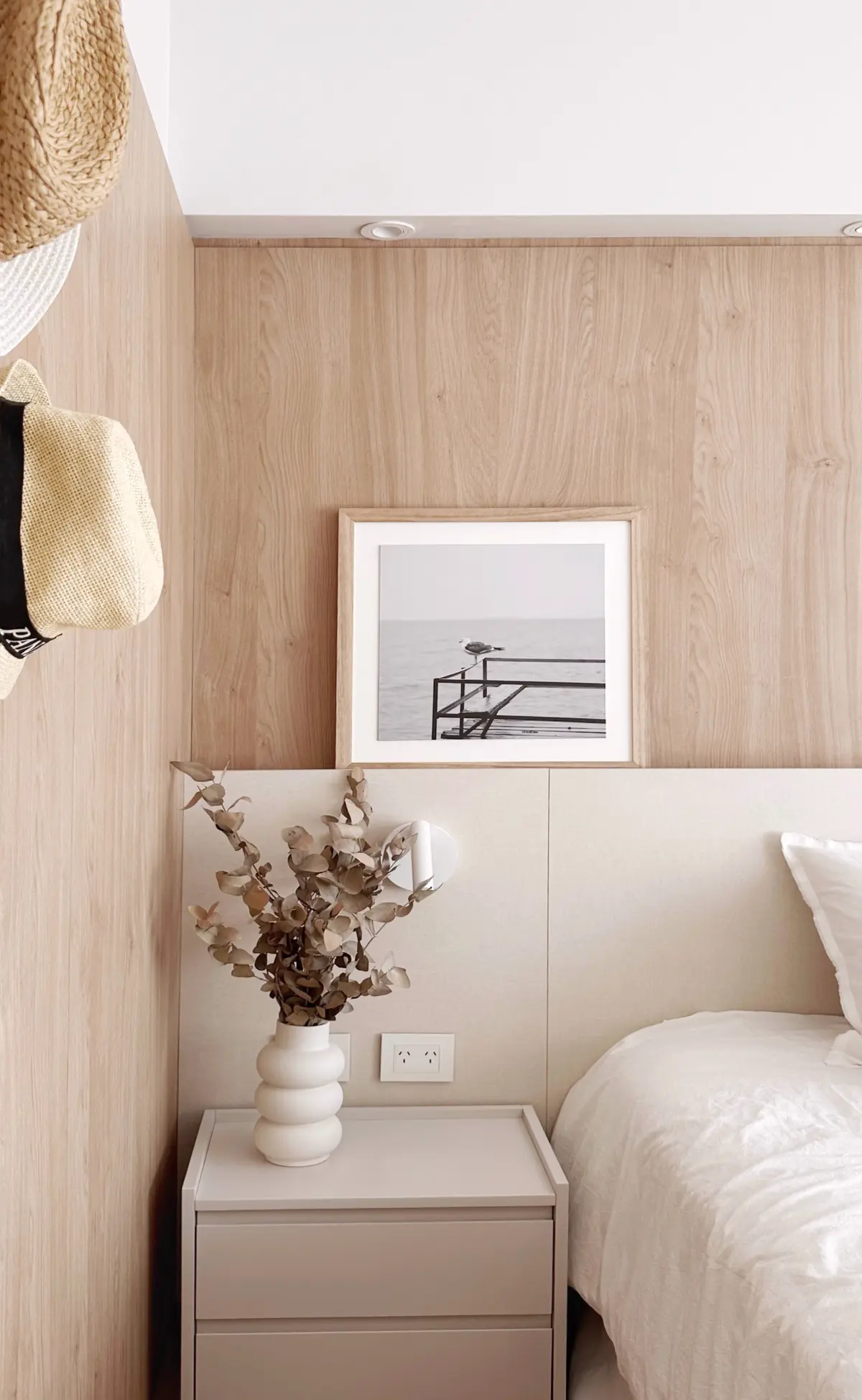 Dormitorio moderno con paneles de madera clara y arte náutico — proyecto Casa Crespo, por Ayelen Mayer Arquitectura, en Buenos Aires