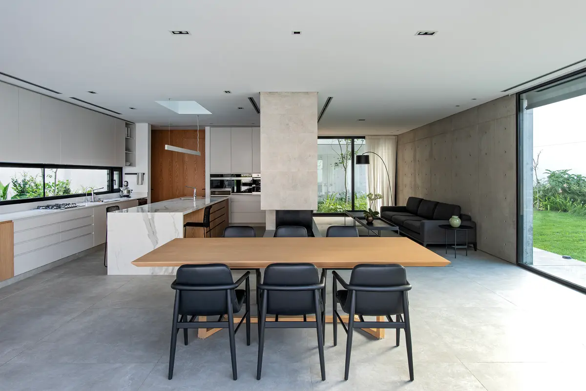 Living comedor moderno con isla de cocina y ventanales — proyecto CASA SD28, por GMARQ, en Buenos Aires