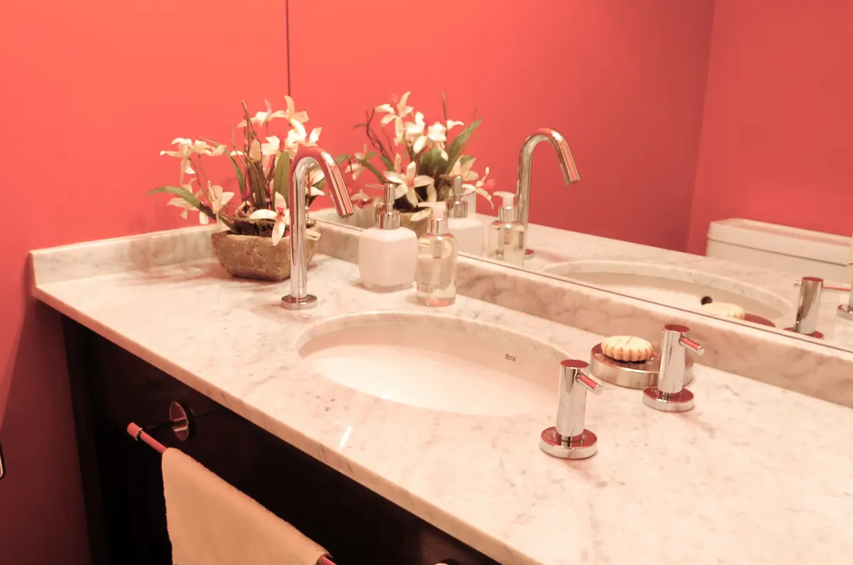 Baño Principal con color predominante Naranja del Proyecto Marcelo T de Alvear por Rioja Arquitectura