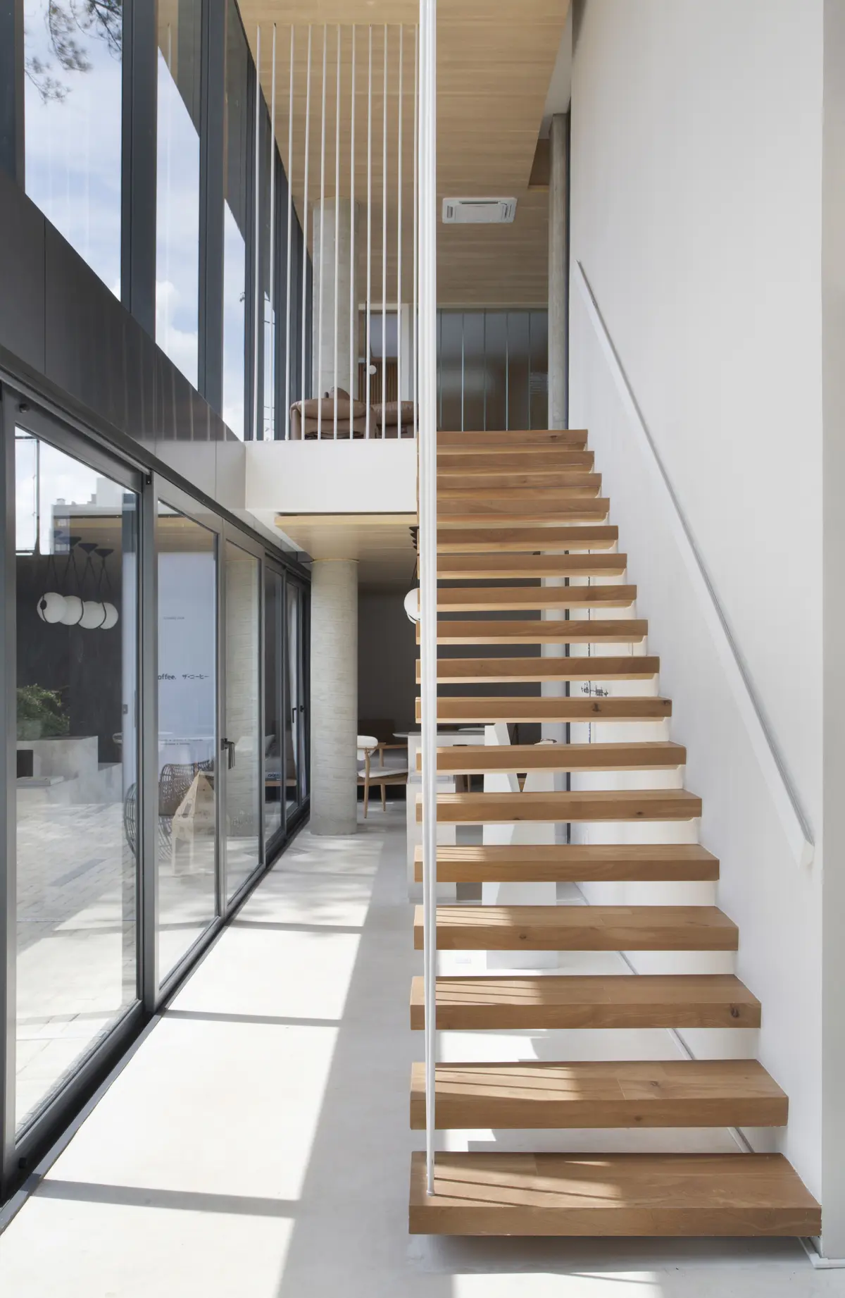 Escada com cor predominante Bege do Projeto Stand Age 360 por GabrielaCasagrande Arquitetura