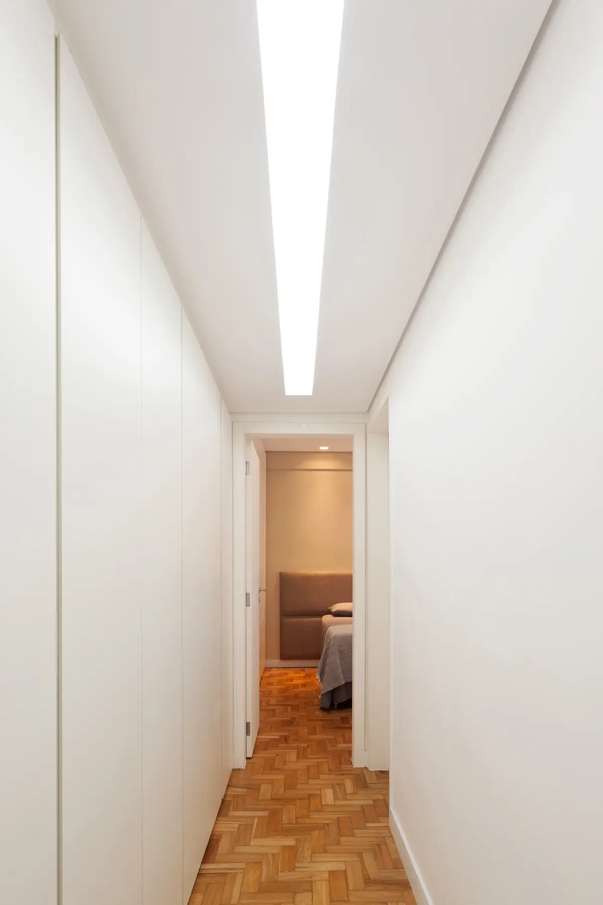 Corredor com cor predominante Branco do Projeto APARTAMENTO VJ por Frederico Bicalho Arquitetura