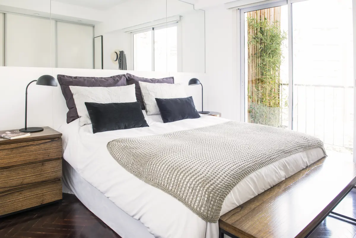 Dormitorio moderno estilo escandinavo con cama beige y suelo de madera — proyecto Pacheco de Melo , por Estudio Basa, en CABA